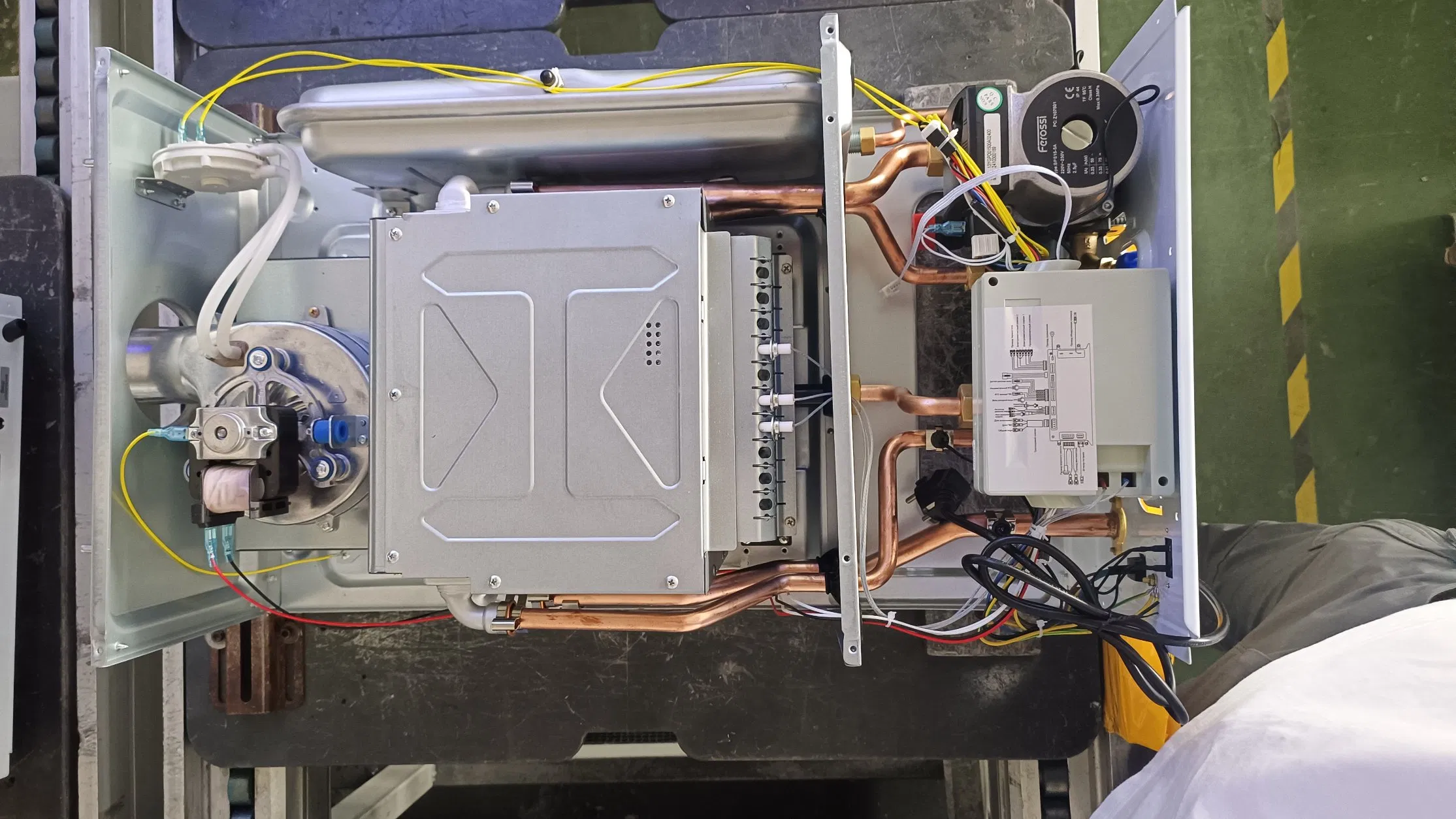 Настенный газовый котел-водонагреватель для дома