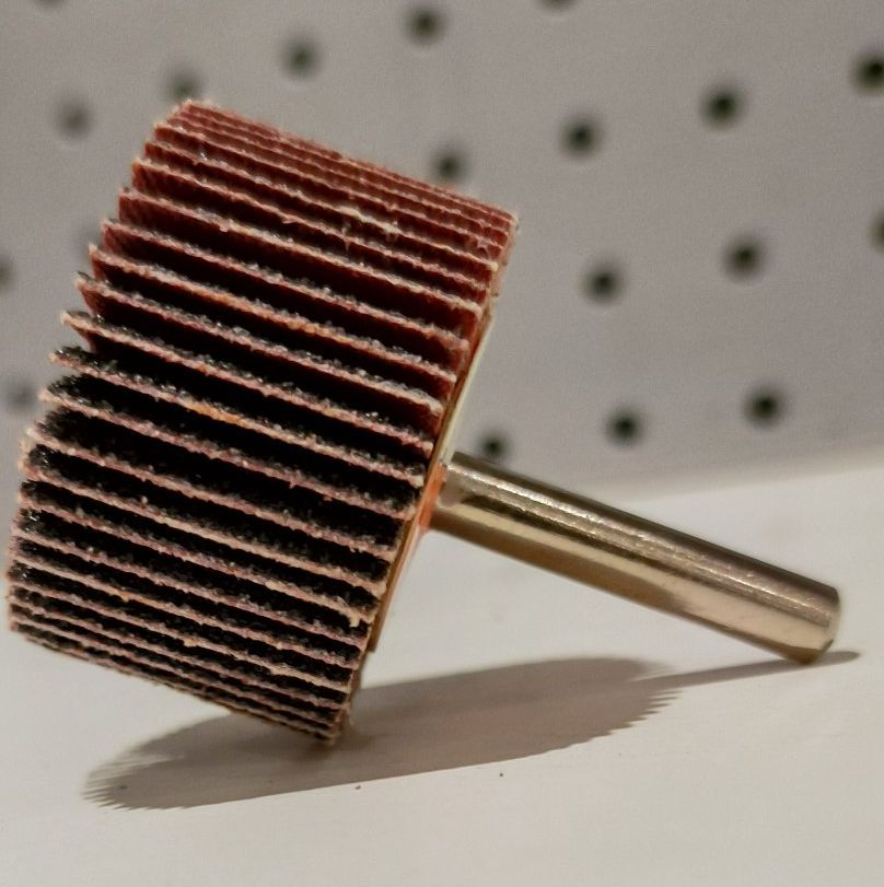 Абразивный лепестковый круг из циркония с валом