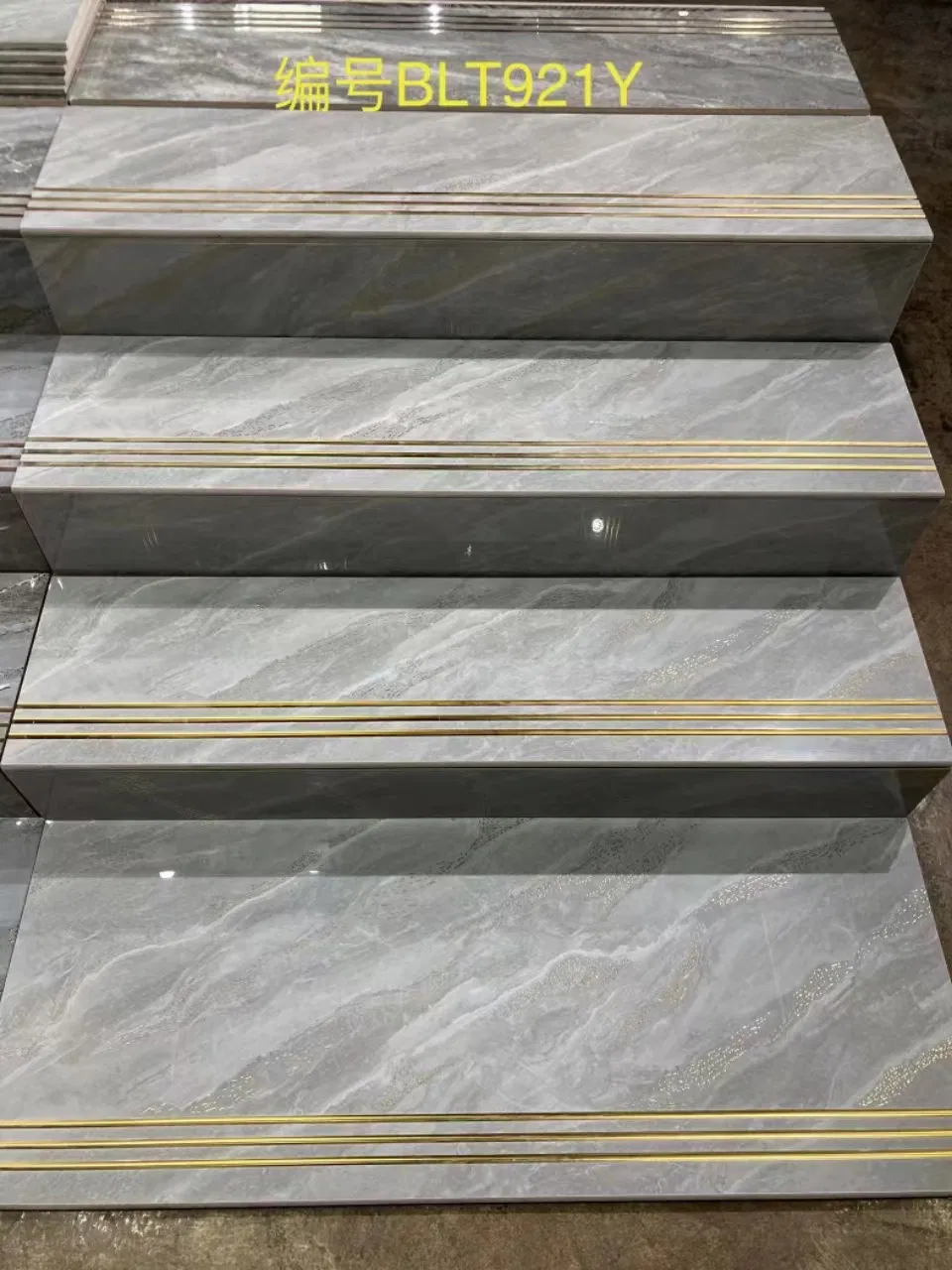 Керамогранитная плитка белая глянцевая 1200x470 мм