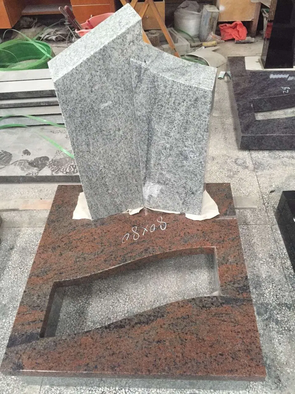 Customized Size Manufacture Direct Sale Granite Carving Headstone, Slant Beveled Shape Markers Hand Carving, Machine Carving Memorial Monument Design