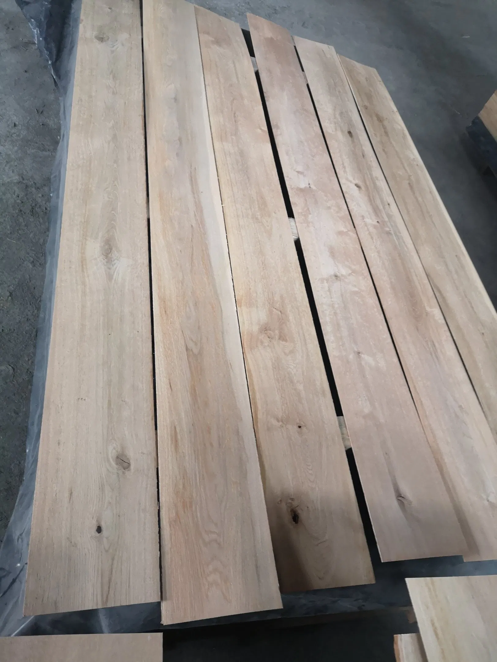 1900mm Length American Walnut Sawn / Sliced Veneer Toplayer Lamella Sawn Eurpean Oak