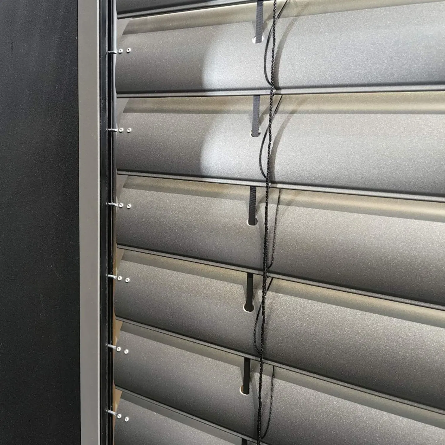 Adjustable Aluminum Venetian Blinds for Maximum Control of Natural Light