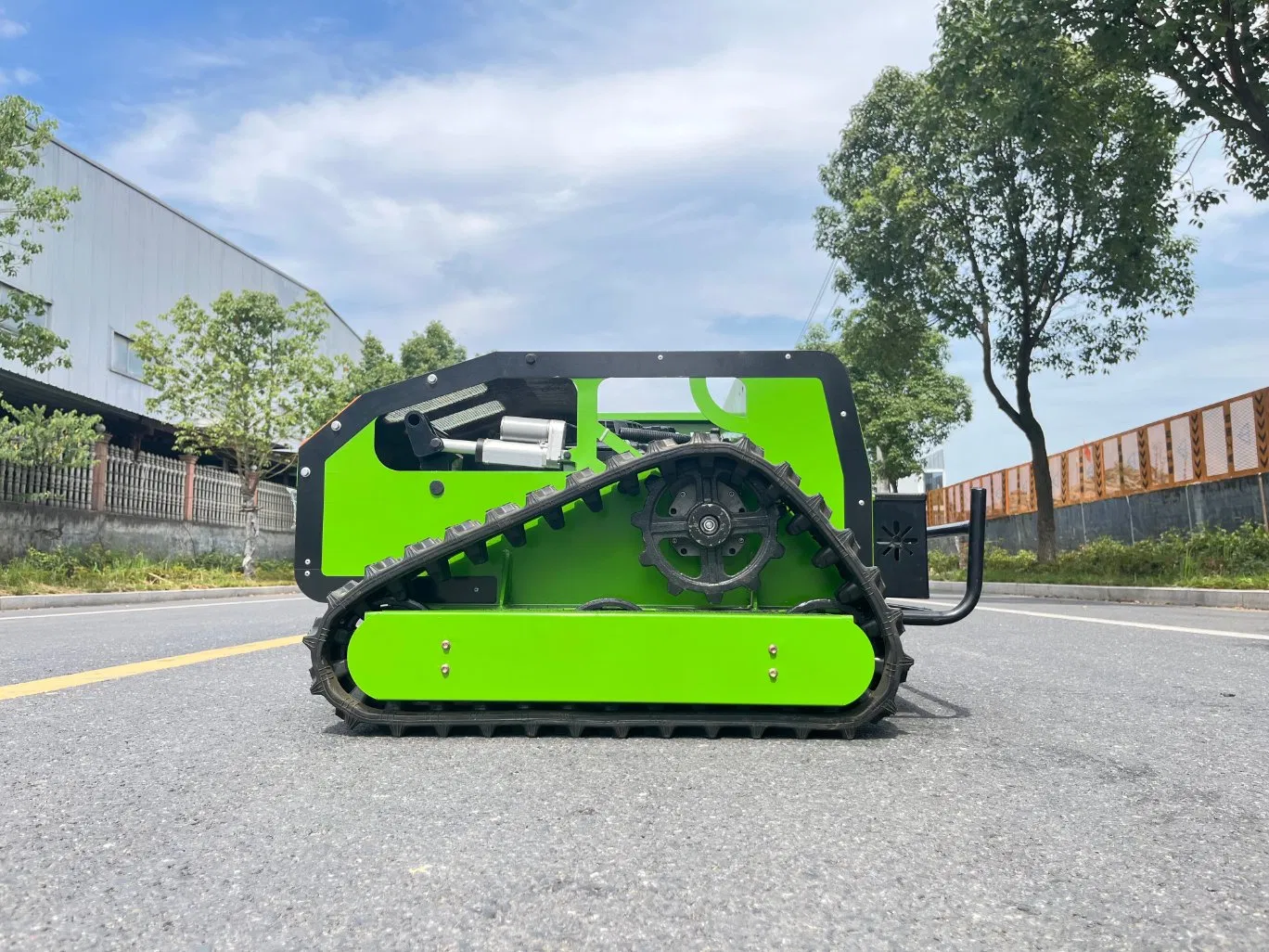 Гусеничный радиоуправляемый газонокосилка