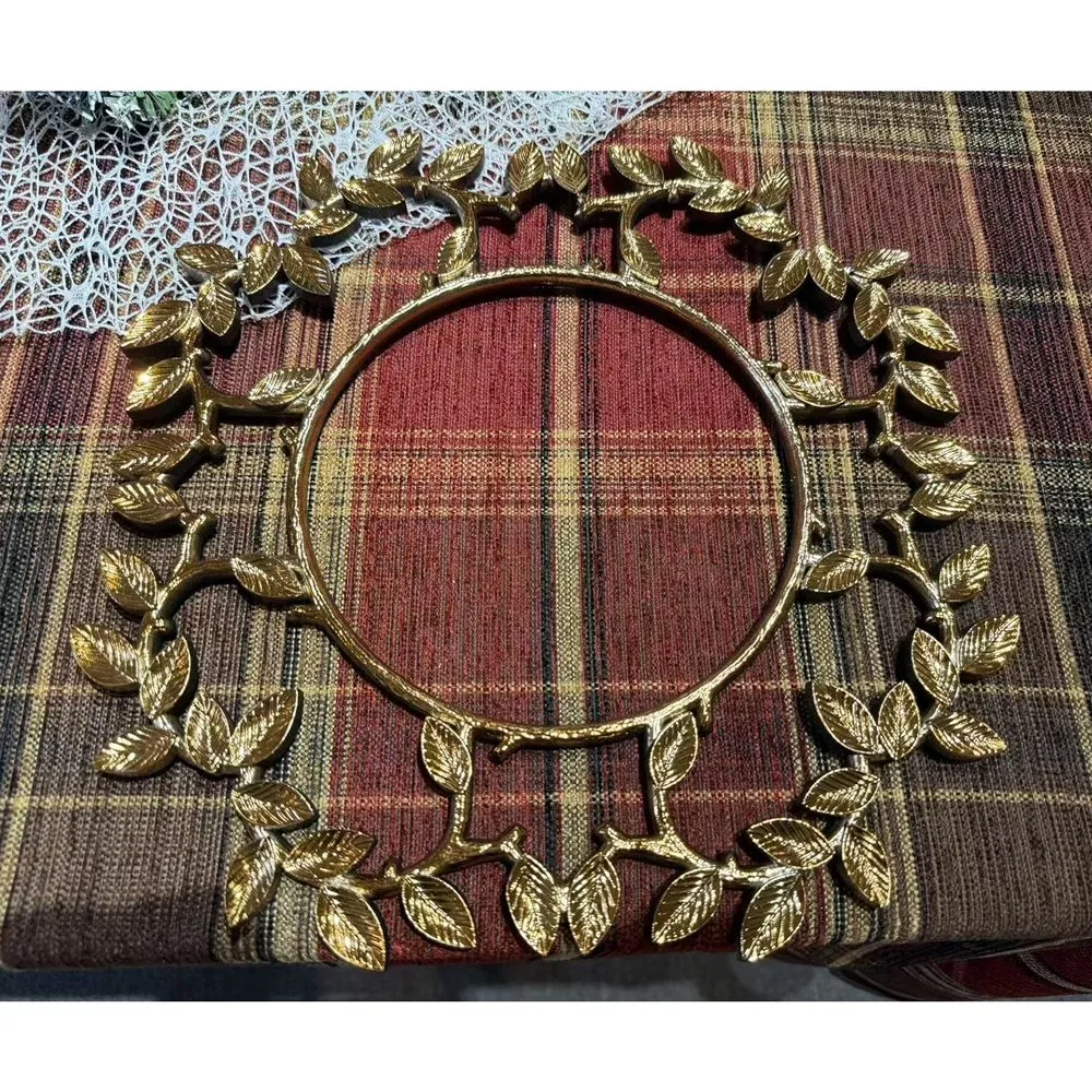 Elegant Presentation Hollow Wreath Design Disposable Plastic Light Industrial Charger Plate