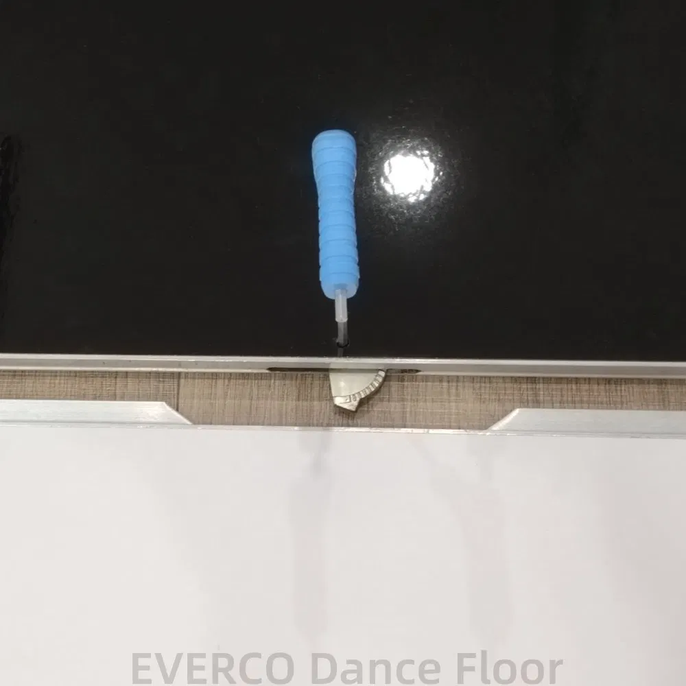 Модульный танцпол в черно-белую клетку для мероприятий