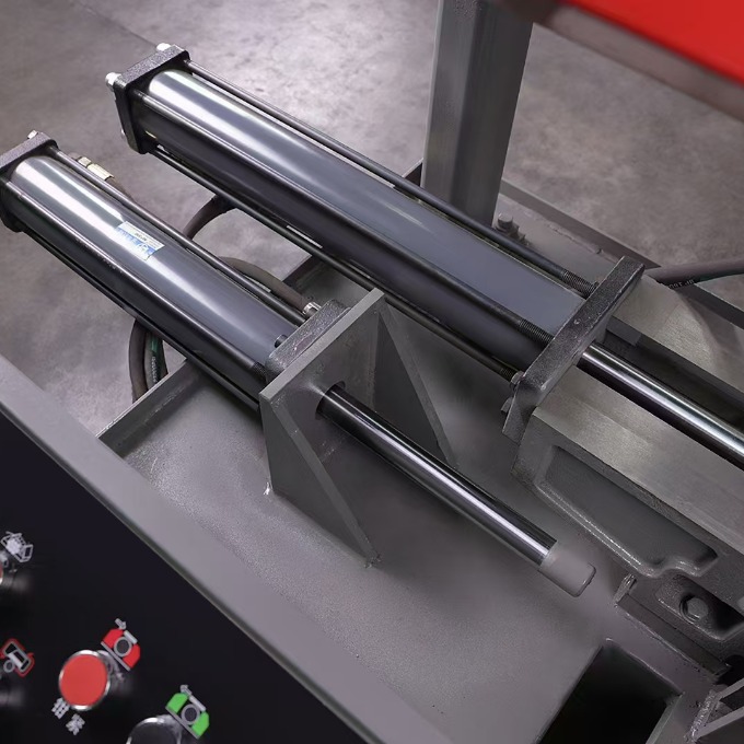 Пила ленточная горизонтальная по металлу с ручным натяжением