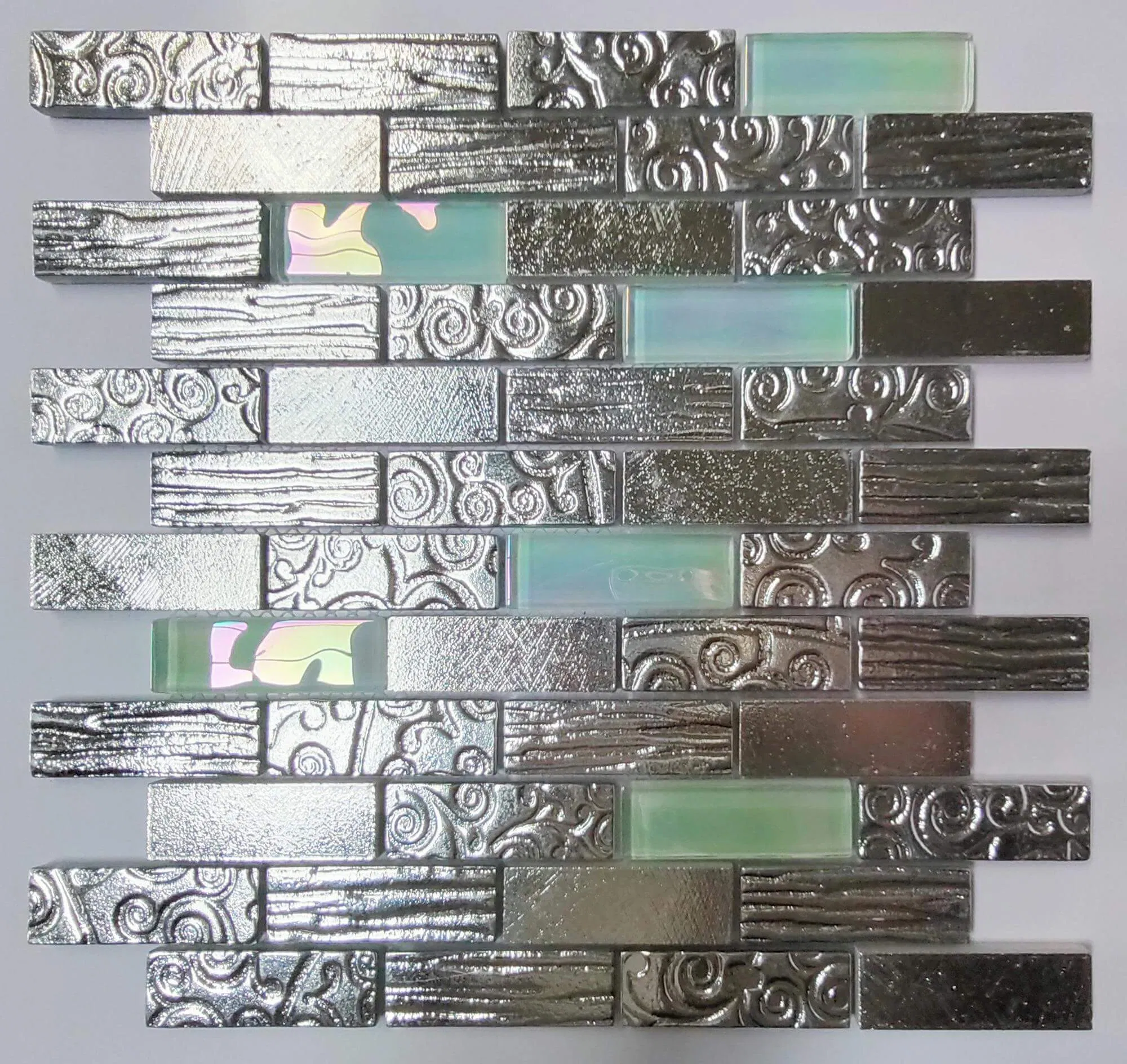 Мозаика из стекла с металлическими акцентами