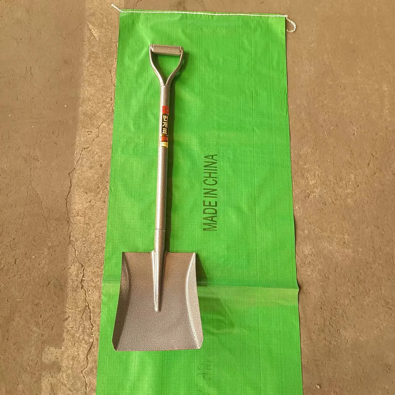 Wear-Resistant and Rust-Proof Agricultural Shovel, Orchard and Vegetable Planting Soil Loosening and Shoveling Tool
