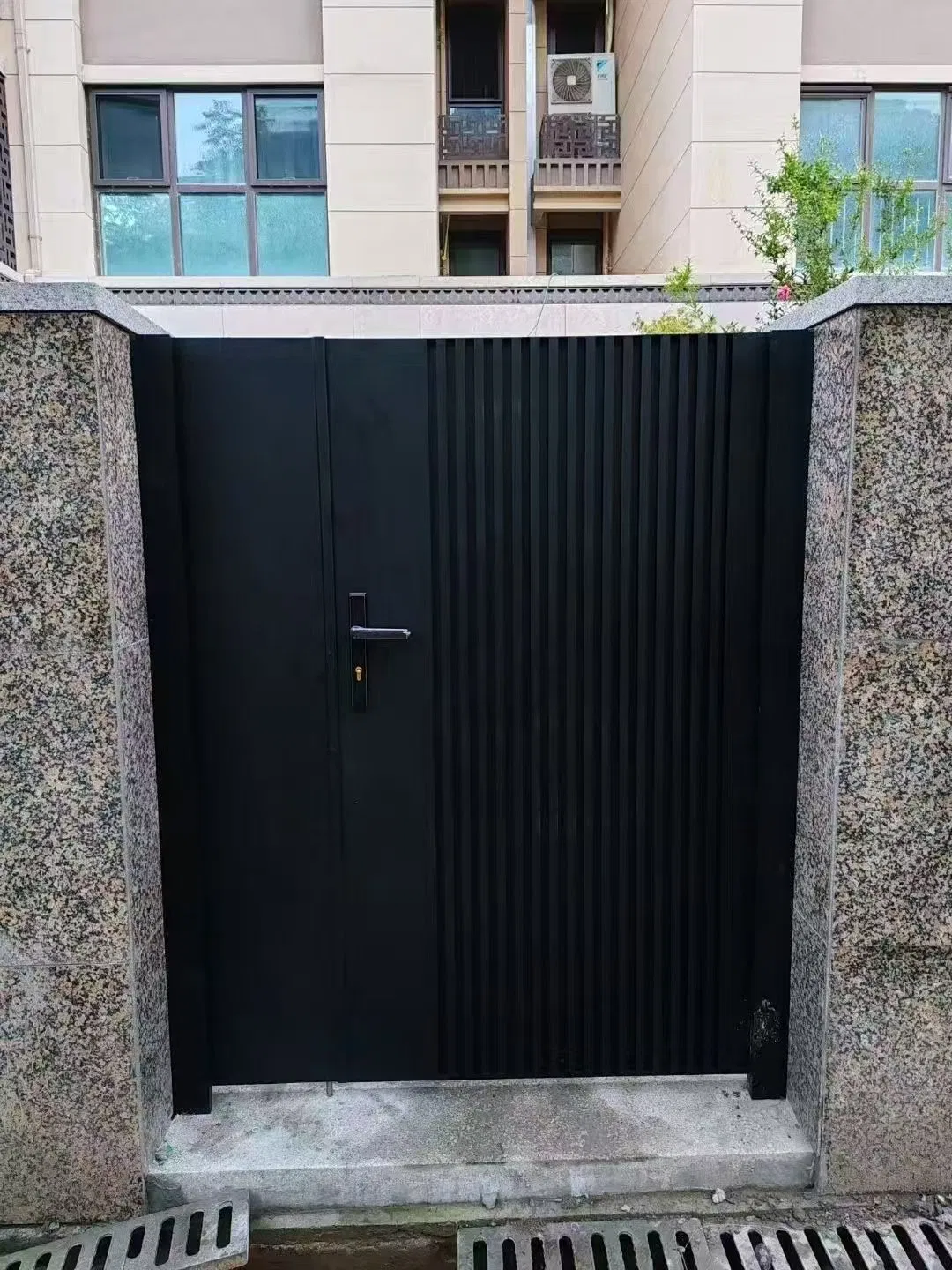 Metal Window Stylish Aluminum Art Door with Customizable Designs for Sale