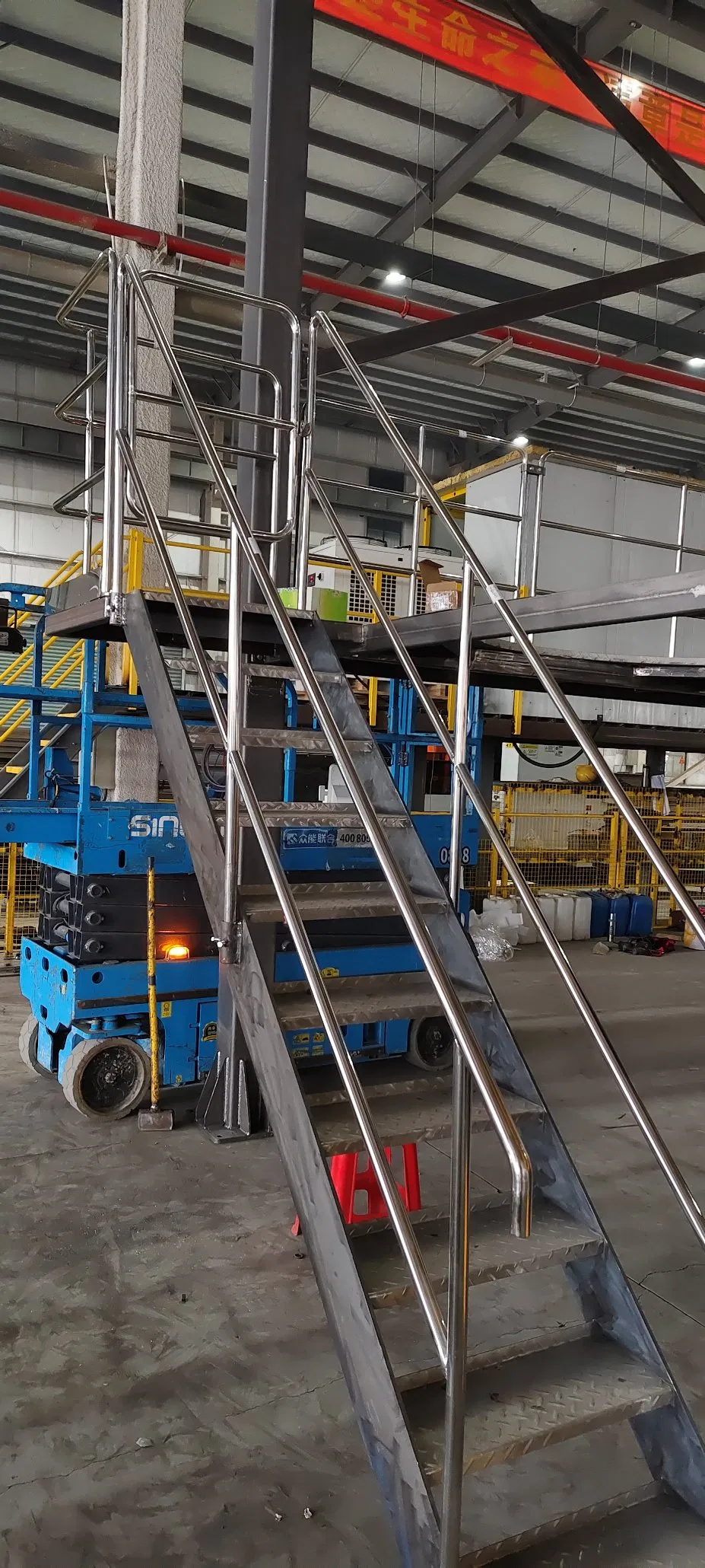Factory Wholesale Welding Hot-Rolled Section Staircases for Cultural and Sports Venues