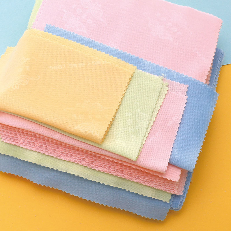 100-Pack Embossed Eyeglass Cleaning Cloths in Box