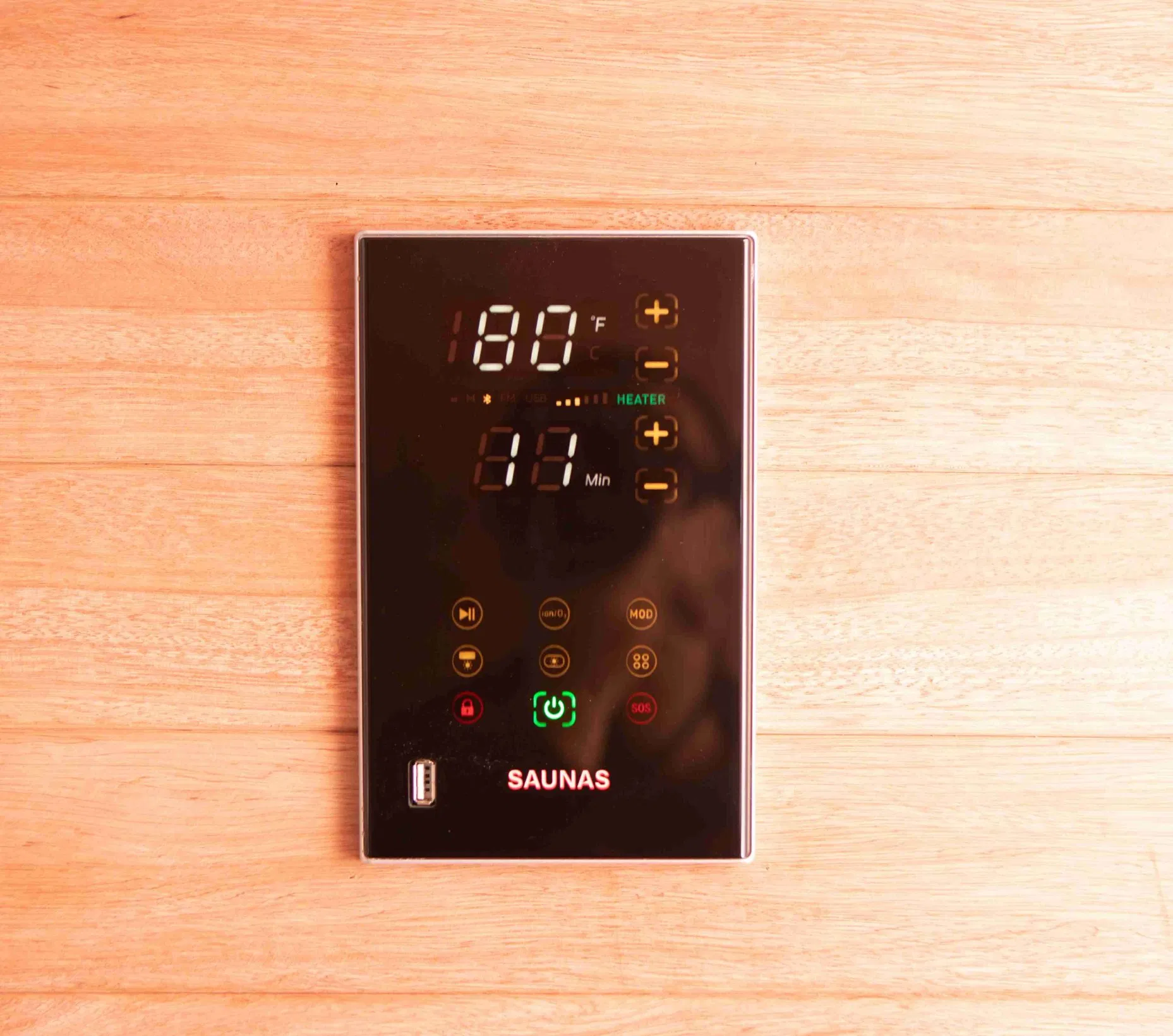 Инфракрасная сауна из термодерева с красным светом