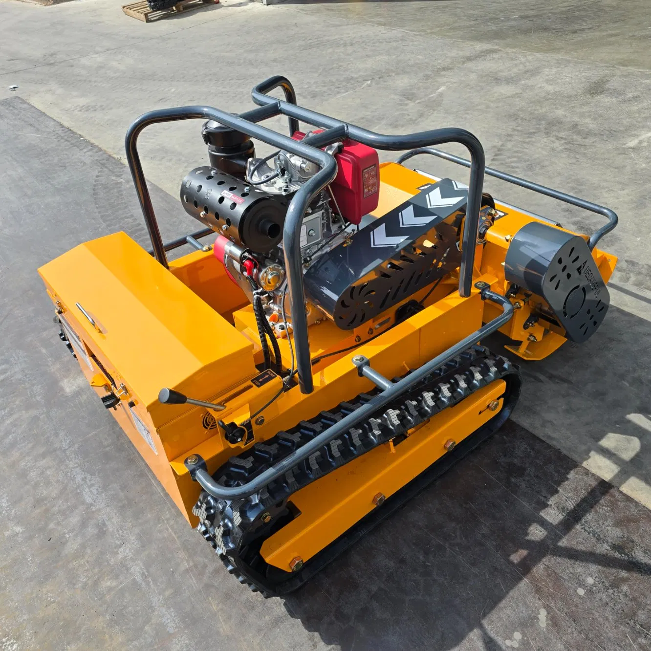 Газонокосилка-робот с бензиновым двигателем и пультом ДУ