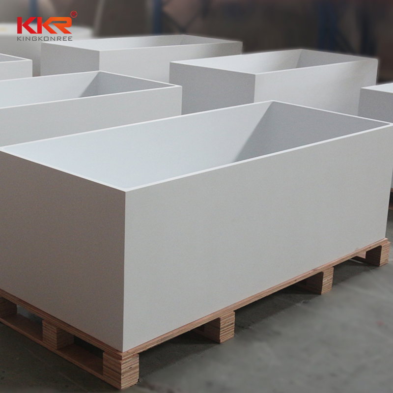 Угловая ванна из искусственного камня с полкой