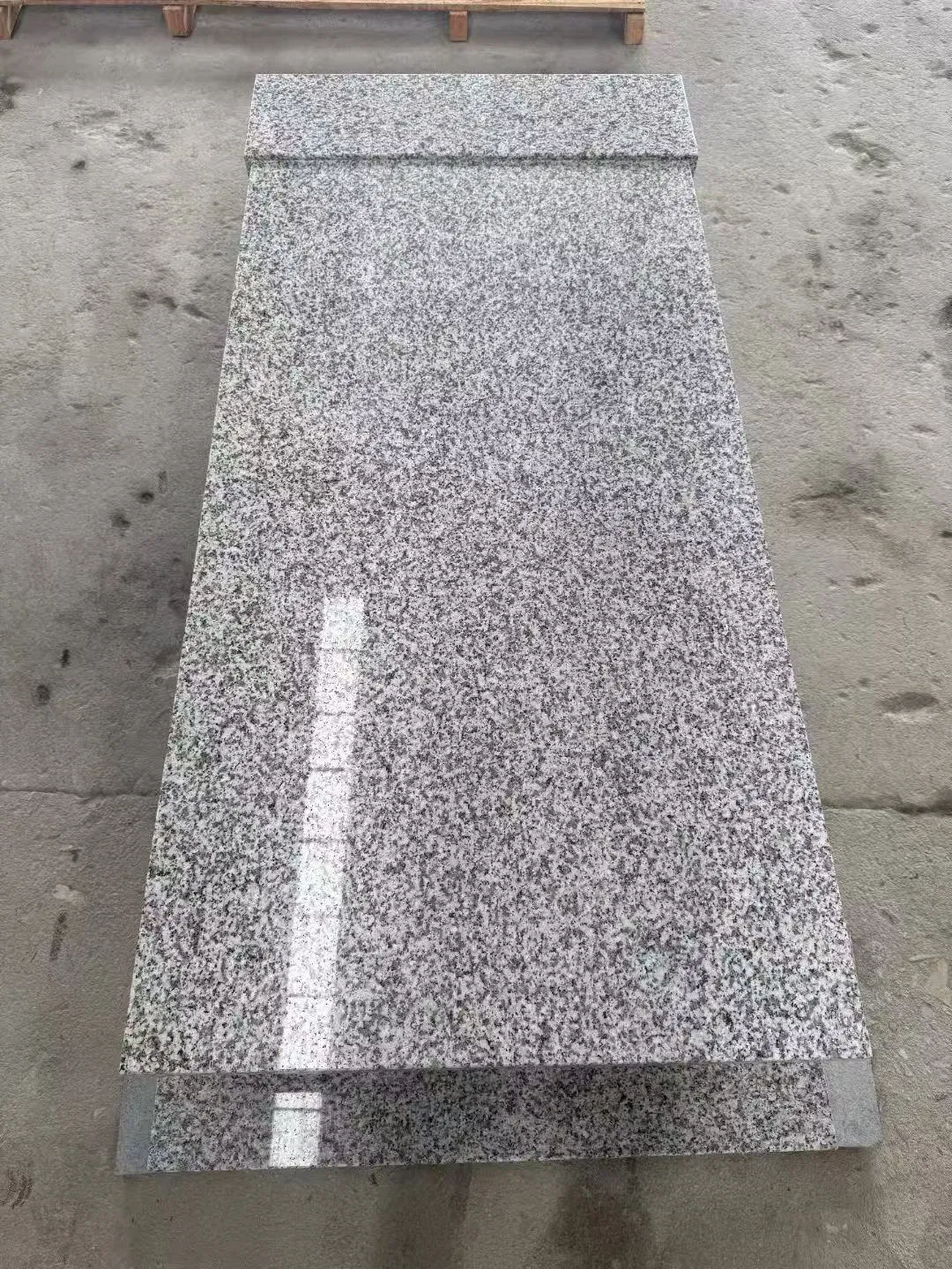 China Cheap Granite Funeral Memorial Stone with Custom Design
