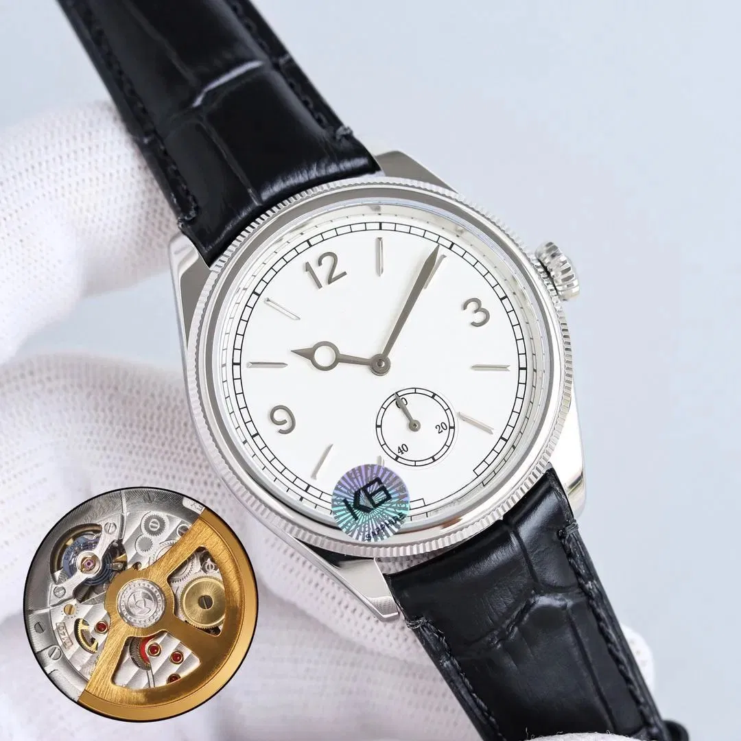Механические часы с белым циферблатом и черным крокодиловым ремешком