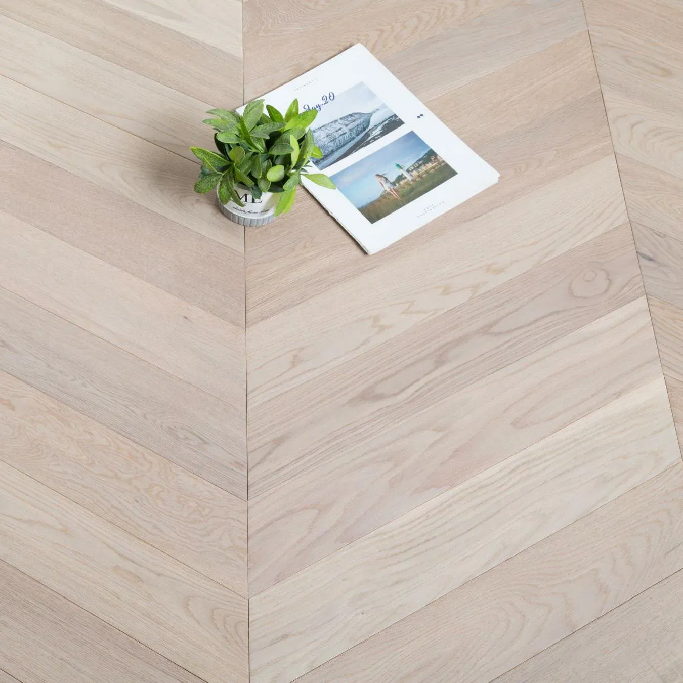 Серый инженерный паркет 'Шеврон' 15мм