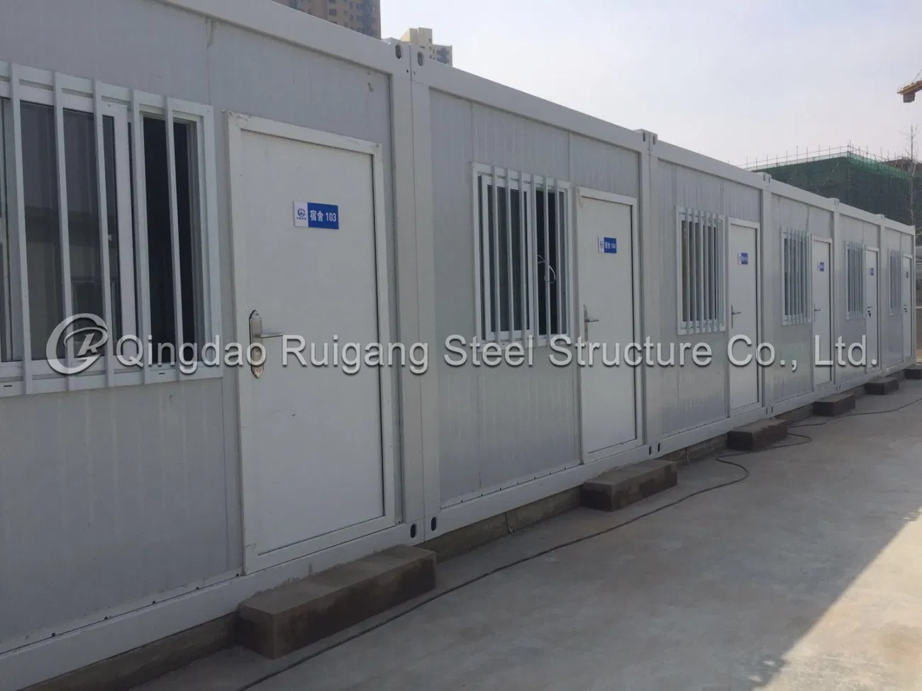 Flat Pack Prefabricated Modern Design Welding Shipping Container House for Living/Office/Accomodation/Shop/Restaurant