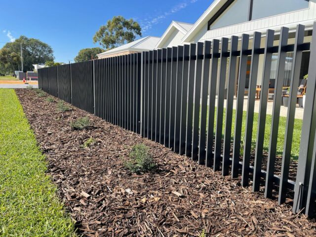 Modern Decorative Powder Coated Black Garden Metal Slat Aluminum Blade Fence