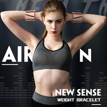 Напульсник спортивный треугольный на липучке универсальный