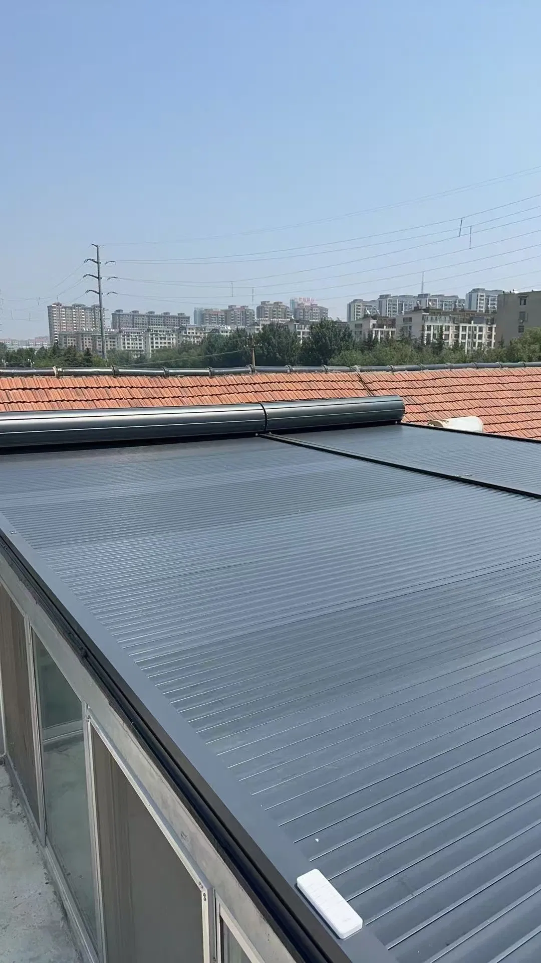 Customized Modern Design Electric Remote-Controlled Sunshade Roller Shutter, Safe and Heat-Insulating, High-Quality Aluminum Alloy Canopy