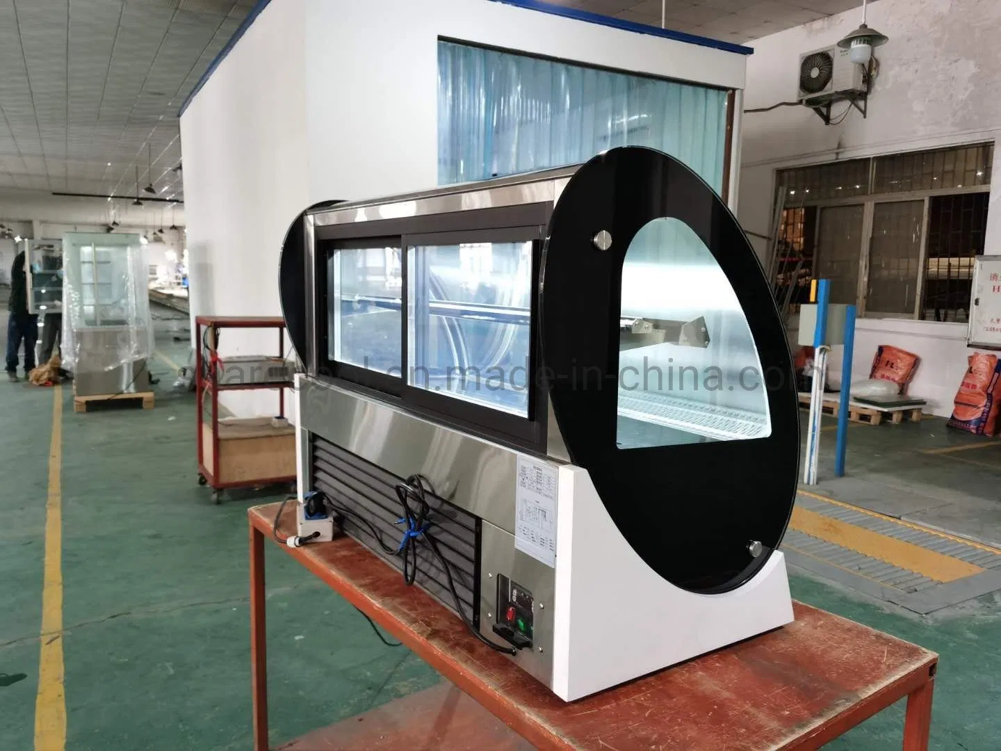 Прилавковый холодильник-витрина для тортов