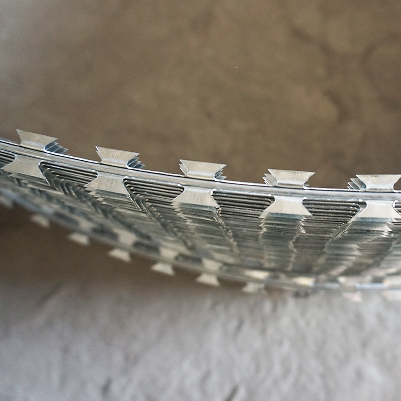 Hot Dipped Corrosion Resistant Anti Rust Galvanized Crossed Coils Razor Barbed Wire Concertina Anti Climb Razor Blade Wire Bto-16 for Prison Security Wall Fence