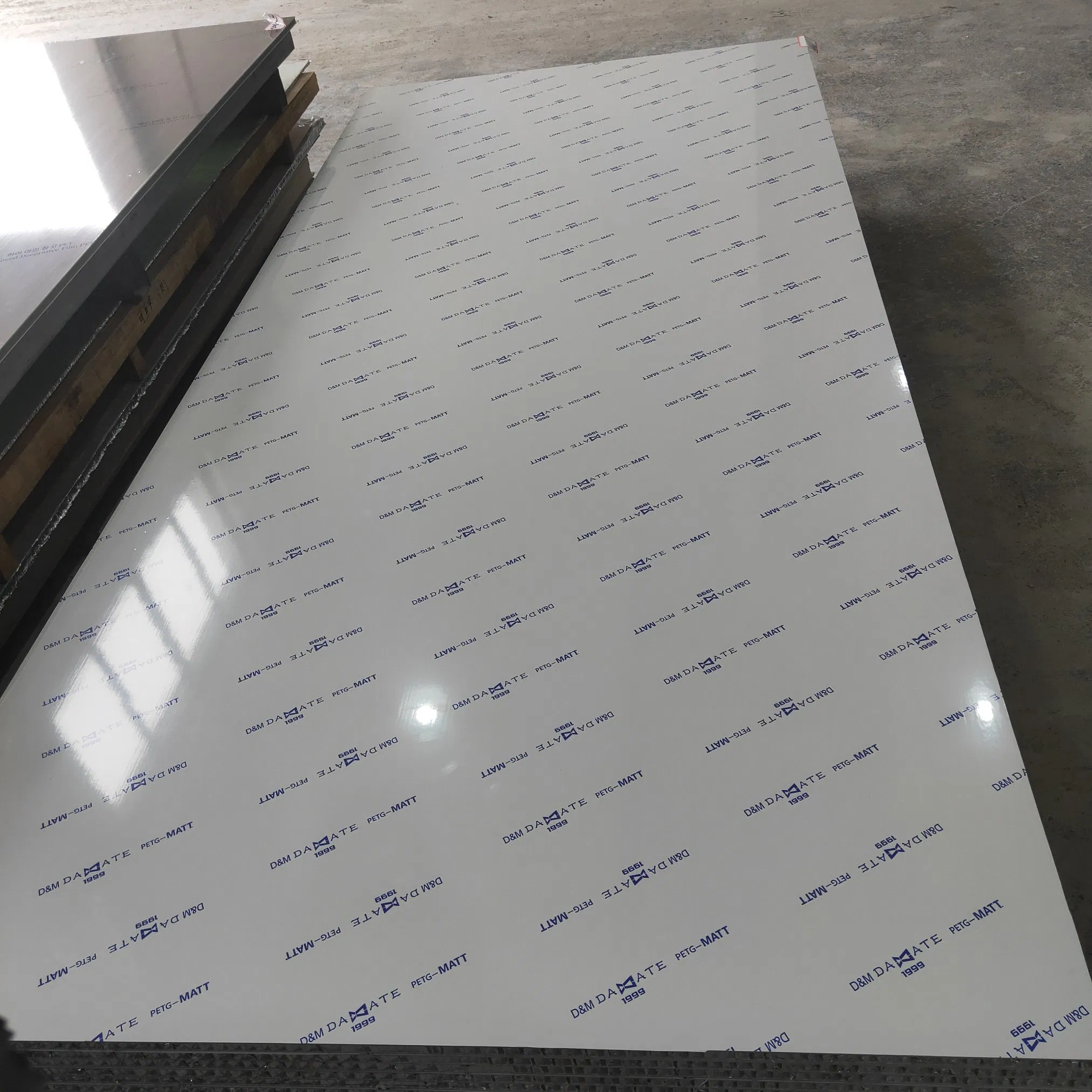 Влагостойкая панель для шкафа с мраморной пленкой