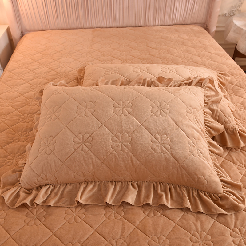 Luxury Top Selling Velvet Embroidery Bed Cover Bedding Set
