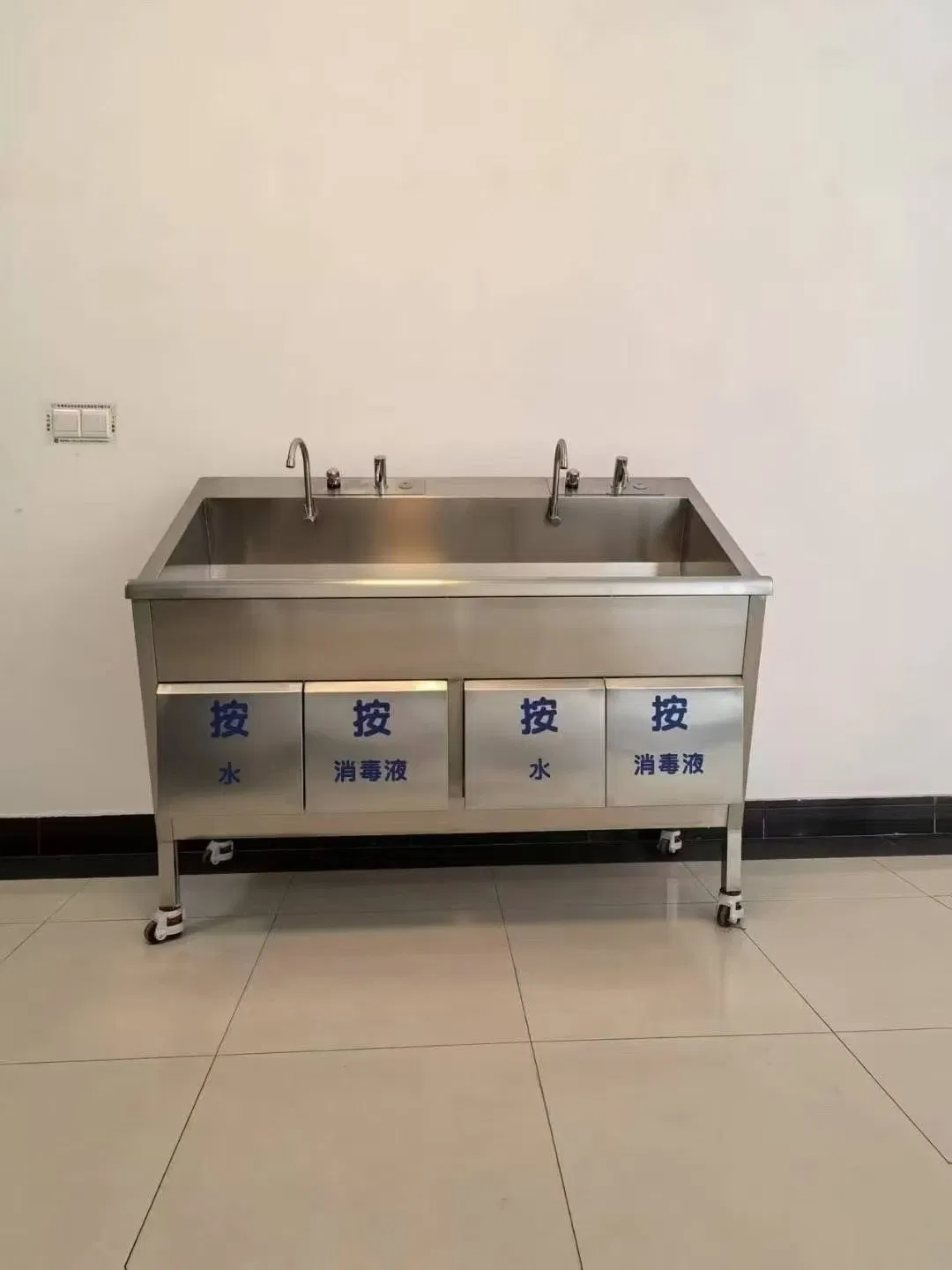 High Quality 304 Stainless Steel Scrub Sink with Eye Wash and Brush Cabinet