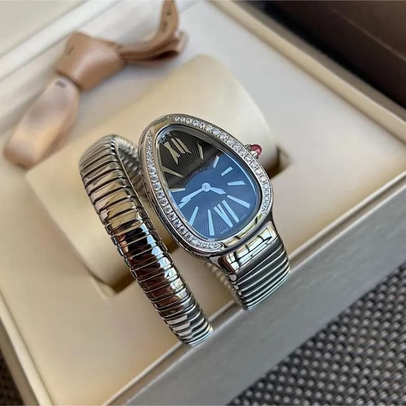 Часы Serpenti в форме змеи с бриллиантами, синий циферблат
