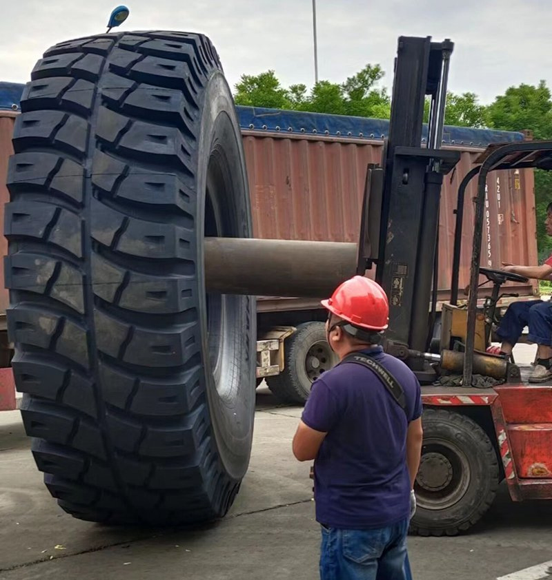 Шина карьерного самосвала 13.00R25
