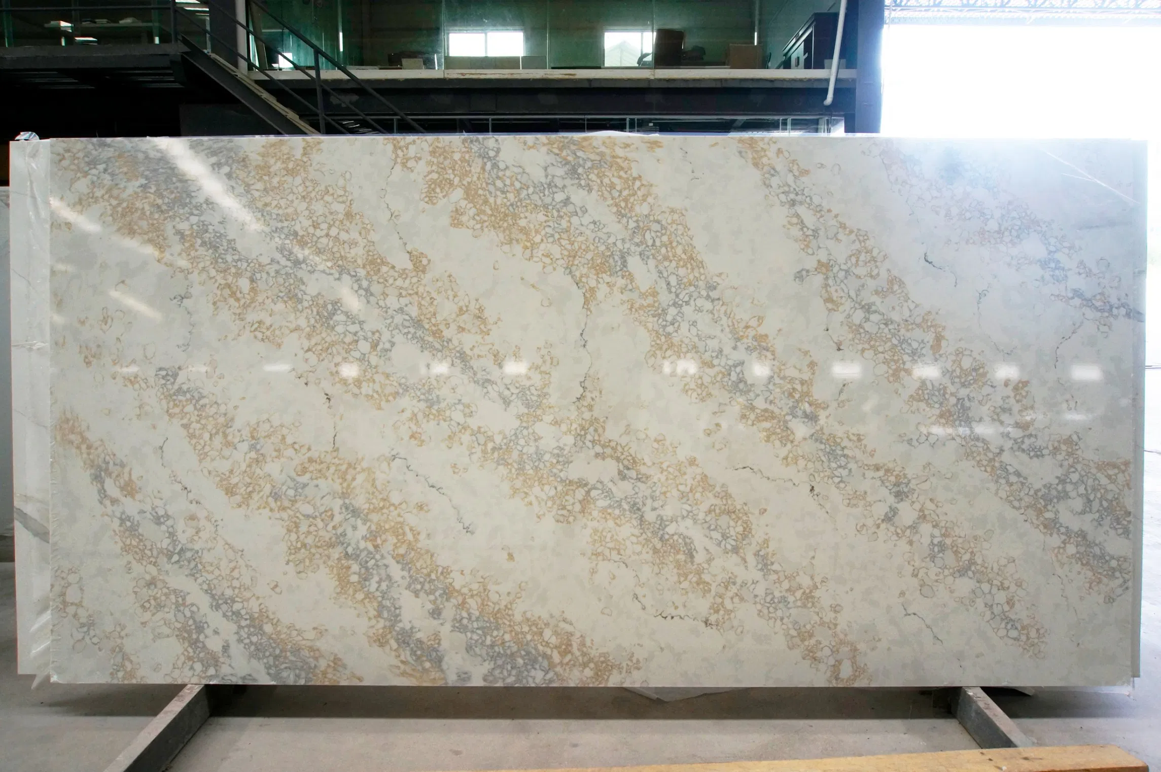 Artificial Stone Calacatta Quartz Stone with Golden Veins for Kitchen Countertop