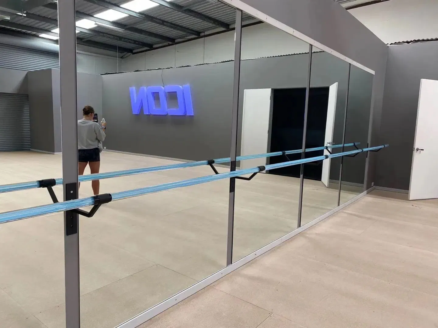 Factory Outlet 3mm/4mm/6mm/8mm/10mm/12mm Tempered Mirror/High Reflectivity Mirror/Anti-Oxidation Mirror/Safety Tempered Mirror for Dance Studio/Hotel & etc