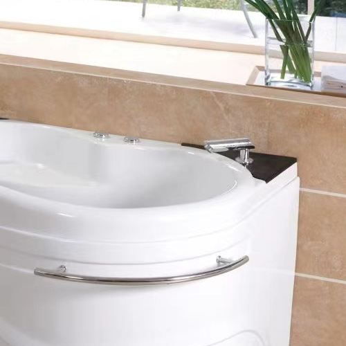 Угловая ванна с гидромассажем в скандинавском стиле