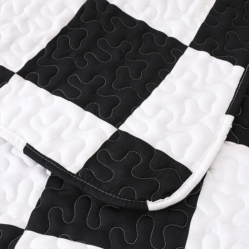 Polyester Microfiber Home Textile Black and White Square Set Queen King Size Quilted Bedspread