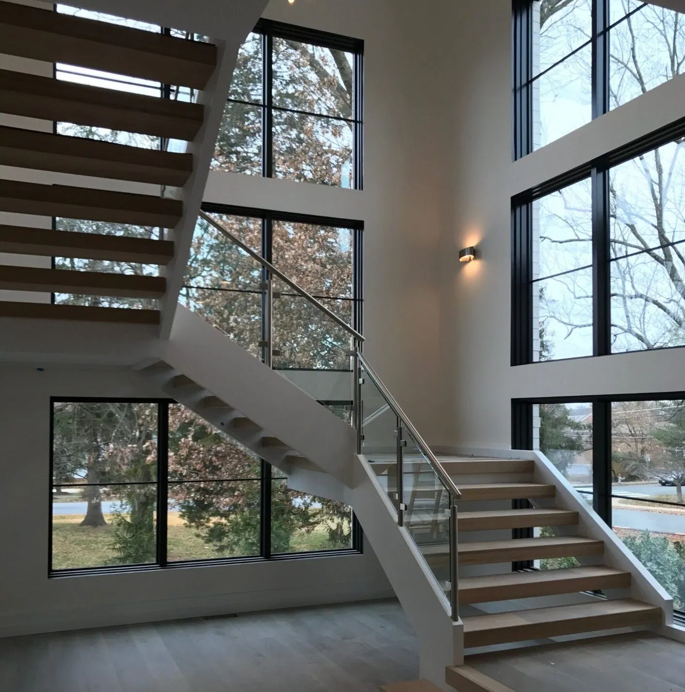 American White Oak Solid Wood Steel Staircase Straight Shape Centre Beam Glass Railing Stairs Design