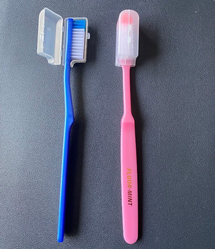 Disposable Toothbrush with Hotel Amenities for Guest Room Using