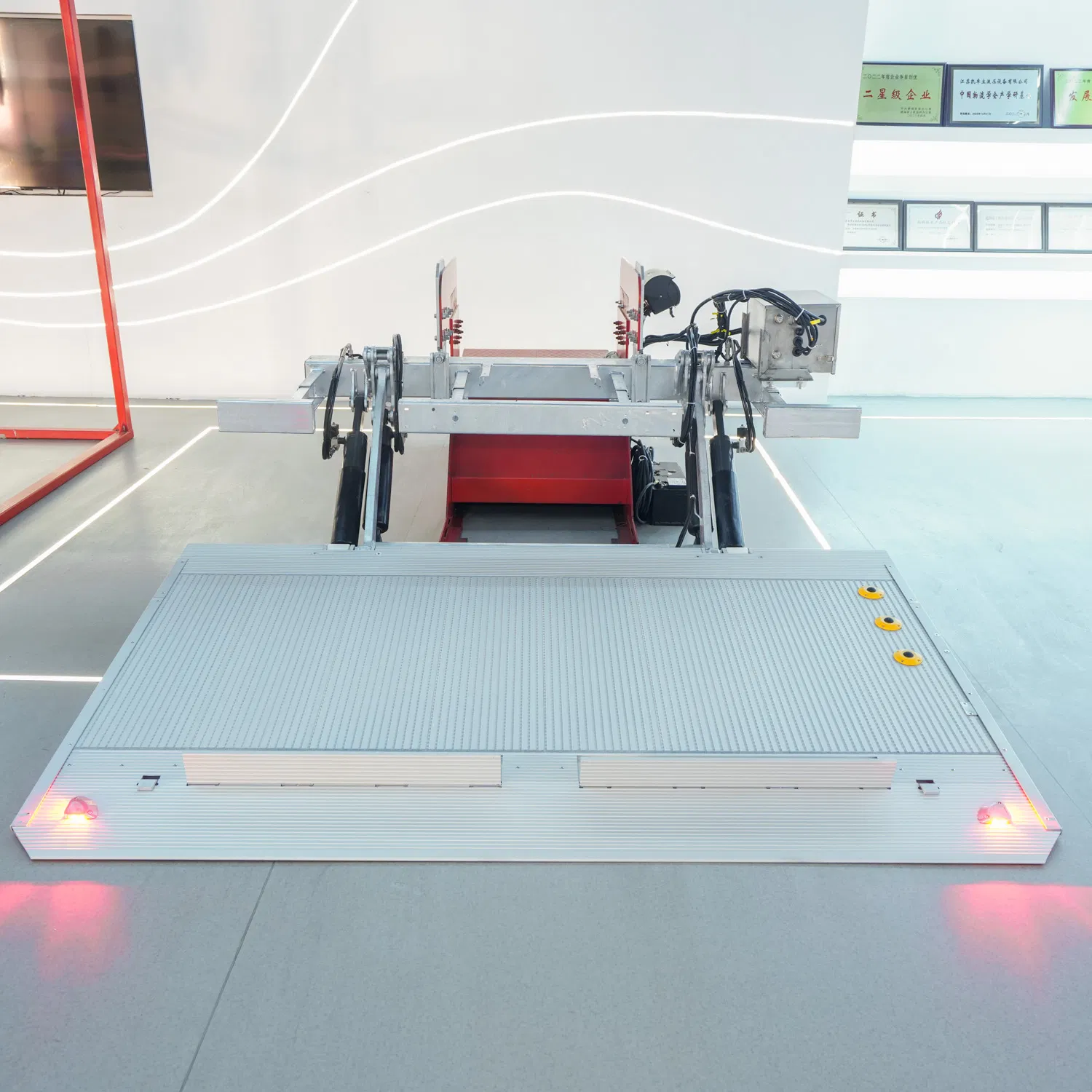 Грузовой автомобиль с алюминиевой гидравлической подъемной платформой грузоподъемностью 3000 кг