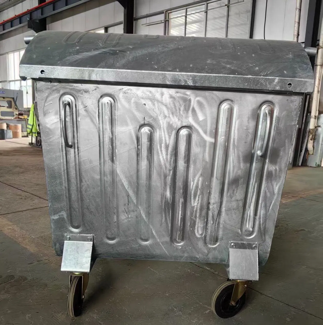 Промышленный мусорный бак 1100L передвижной