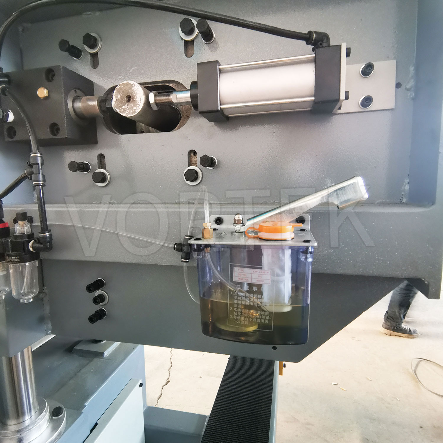 Ленточнопильный станок по дереву промышленный горизонтальный MJ300