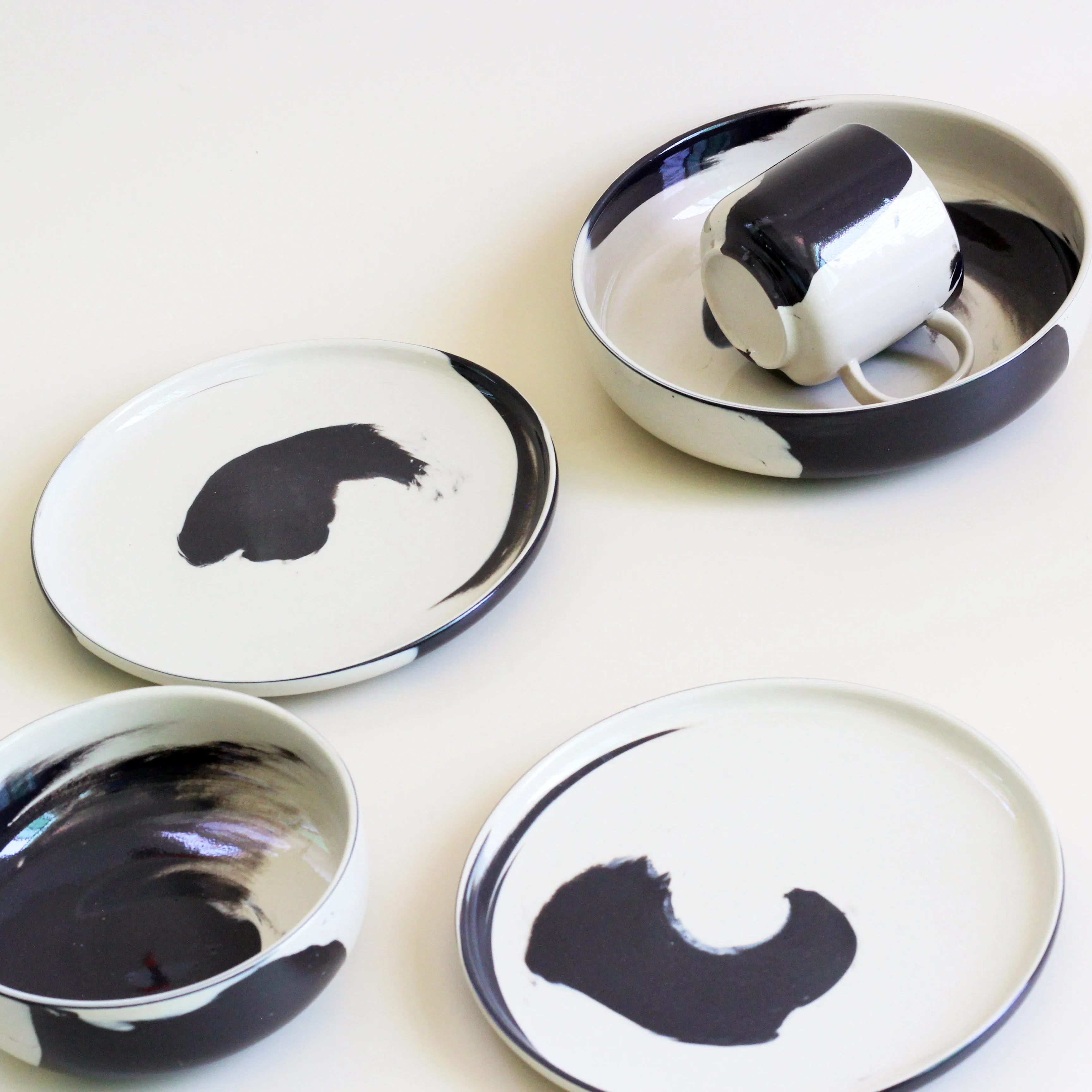 Stylish Customizable Round Ceramic Dinnerware Set for Modern Homes