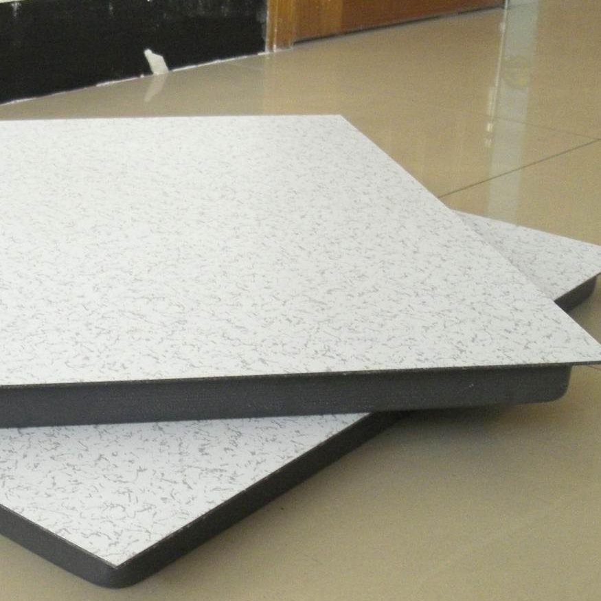 Квадратный фальшпол для мультимедийных классов