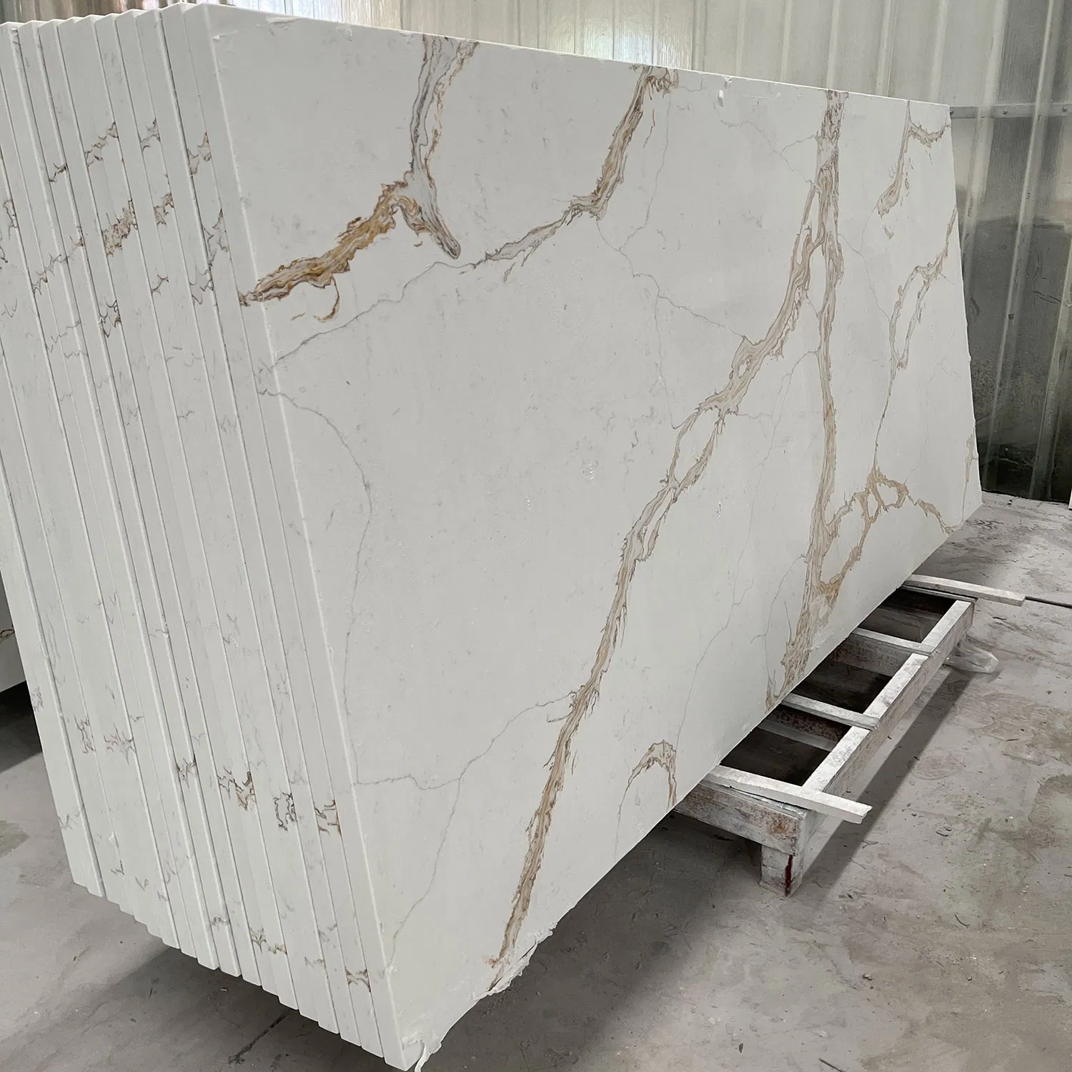 Customized Flat Edge Prefab Polished Calacatta White Quartz Slab Stone Kitchen Countertop
