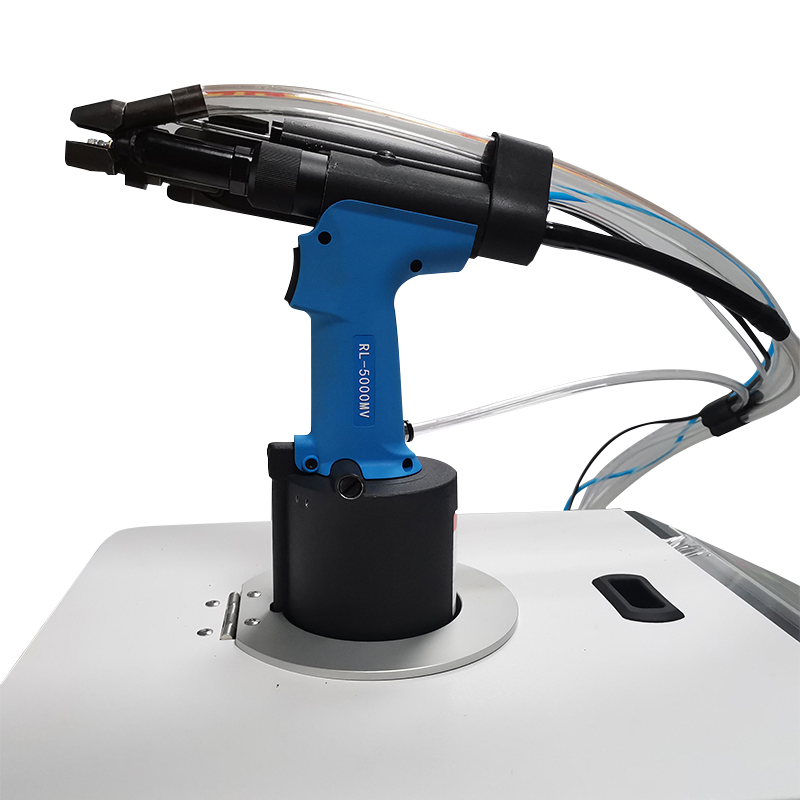 Пневматическая заклепочная машина с автоподачей