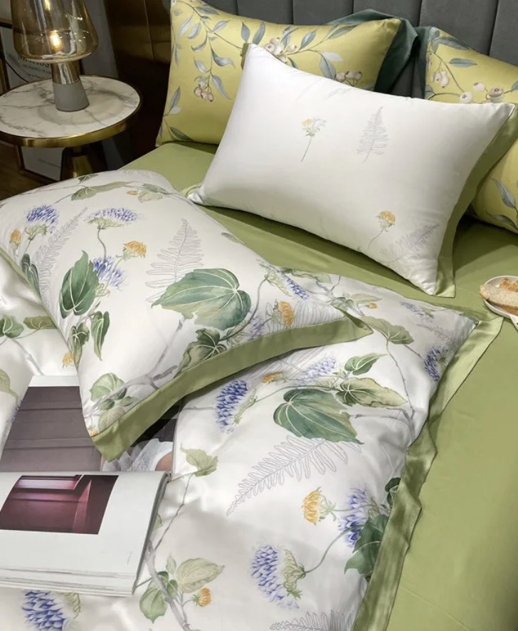 Luxurious All-Season Goose Down Comforter with Silk Cover