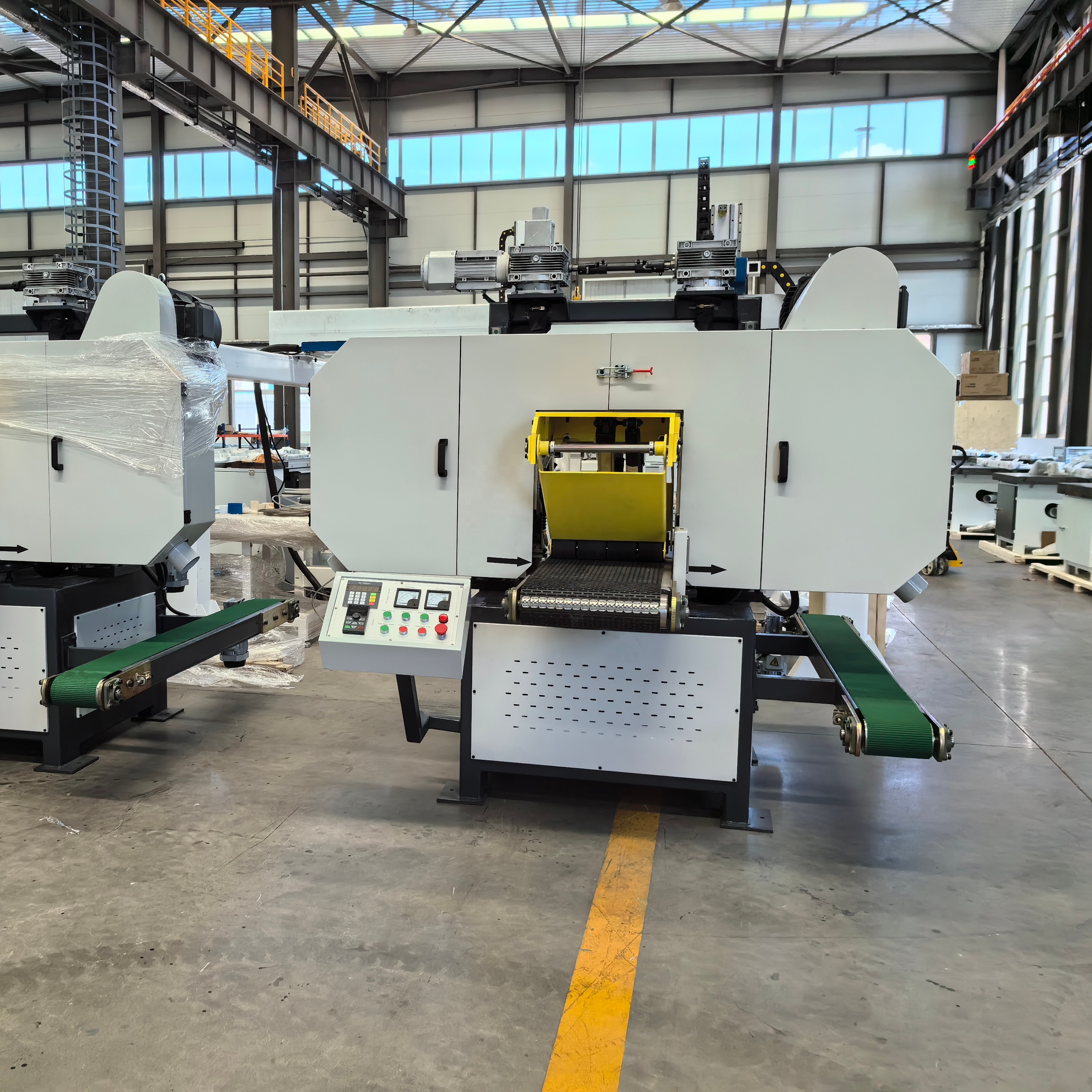 Ленточная пила по дереву горизонтальная