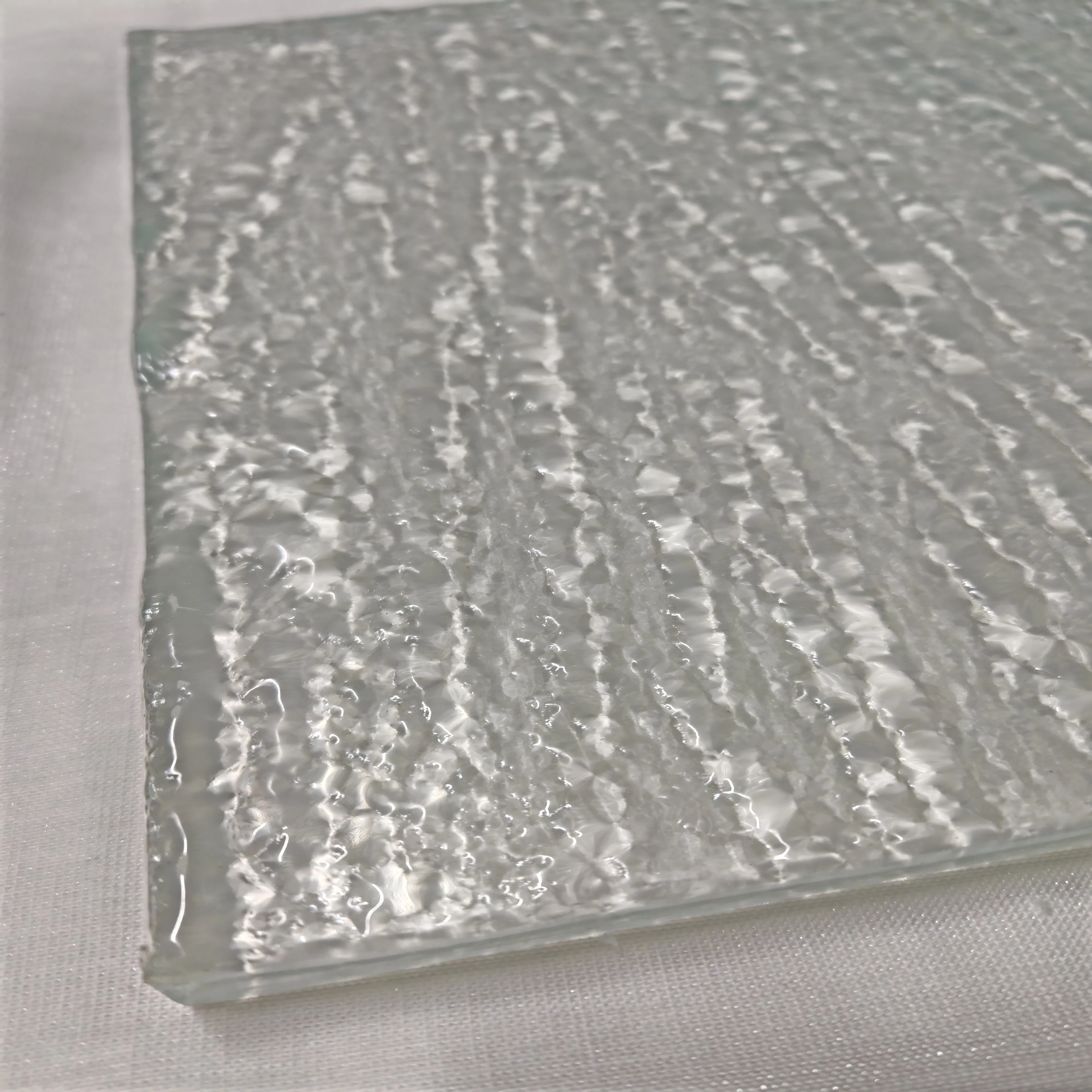 High-Transmittance Jewelry Creations From Decorative Glass for Fashion