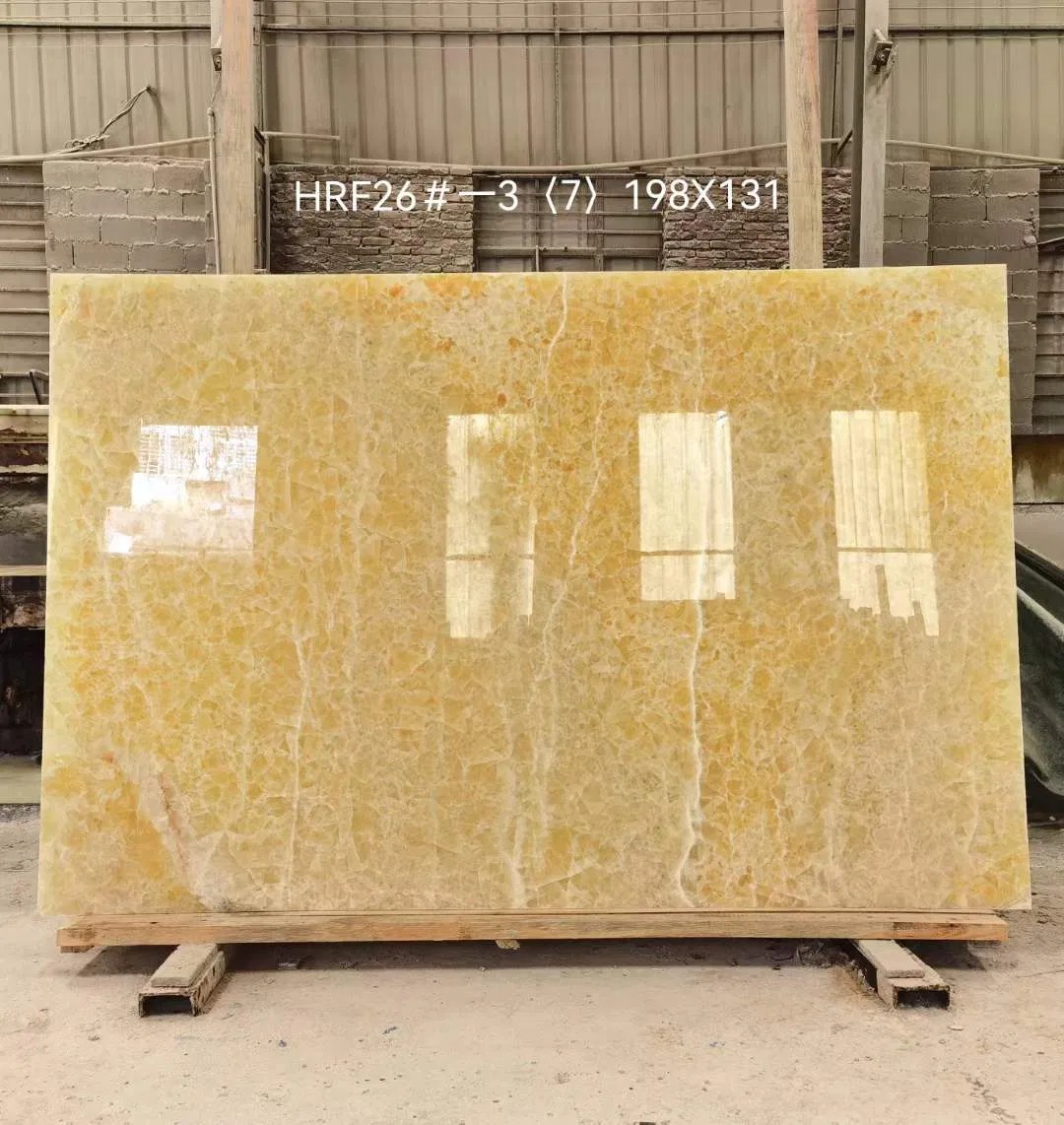 Мраморная ванна для гидромассажа с узором из желтого оникса