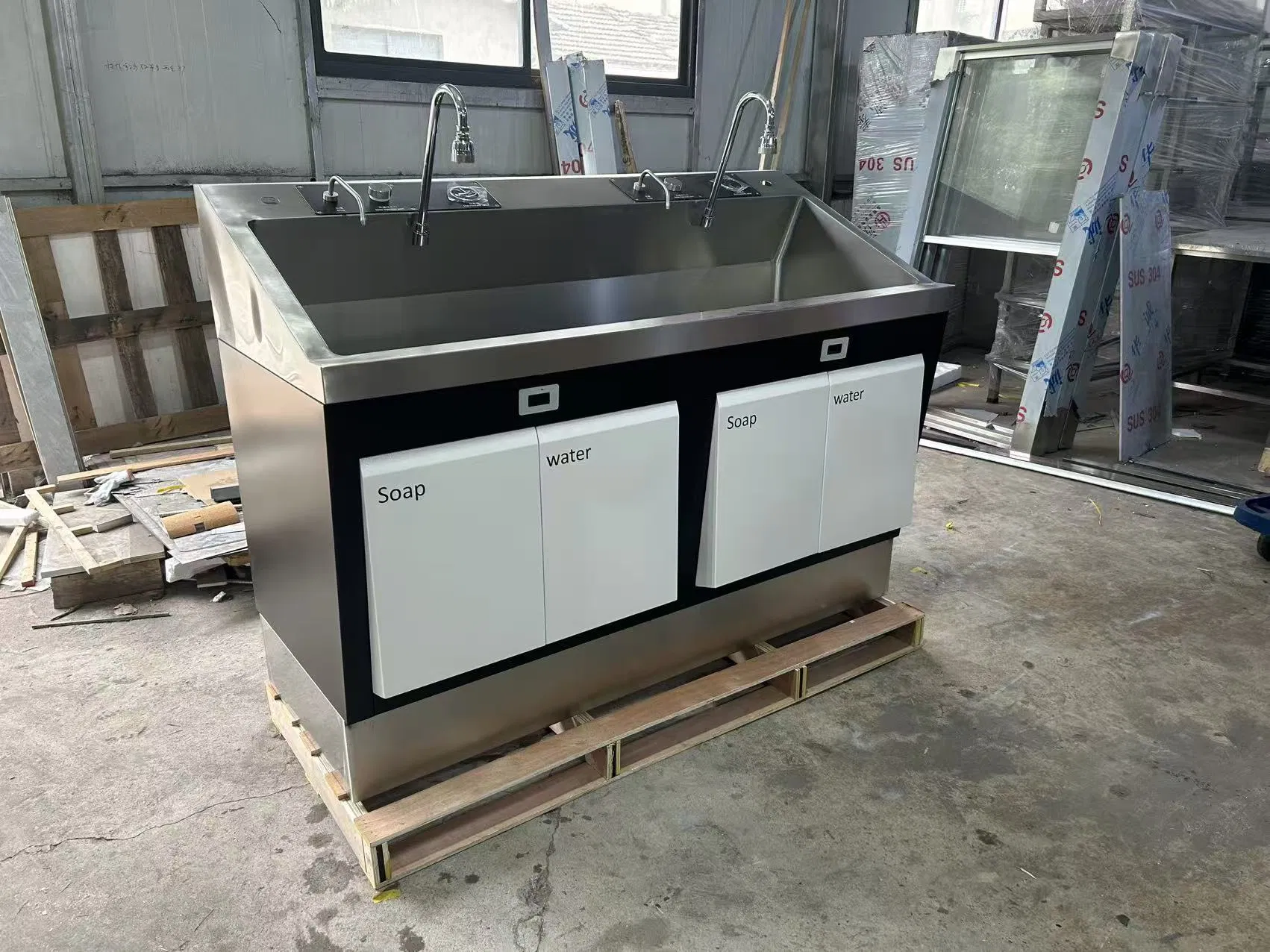 High Quality Black White Hospital Scrub Washing Sink with Knee Control Operation